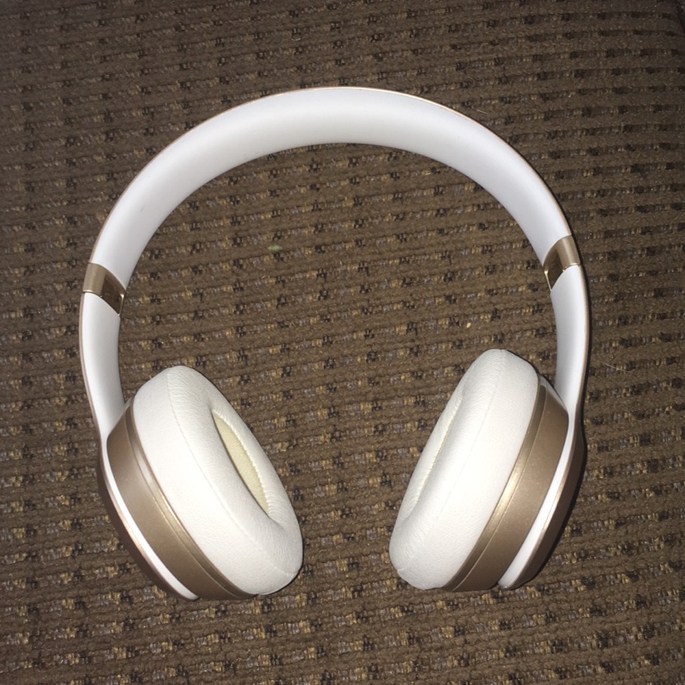 Wireless beats headphones (gold)